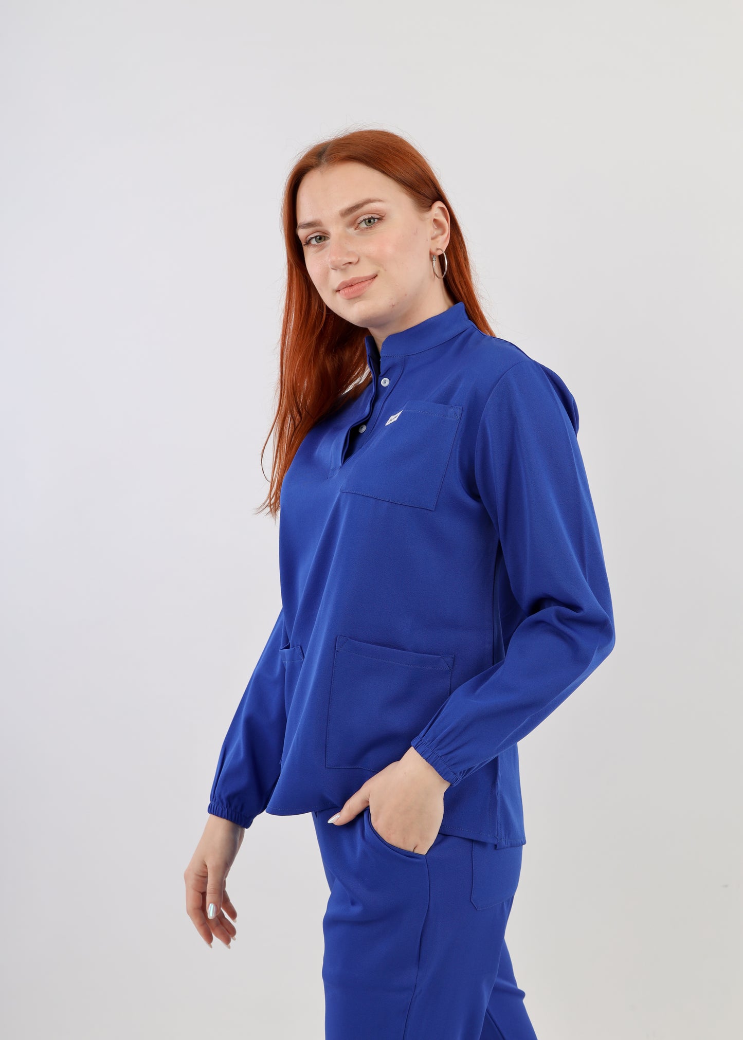 WISCONSIN SCRUBS - COL OFFICIER AVEC MANCHE ROYAL BLUE